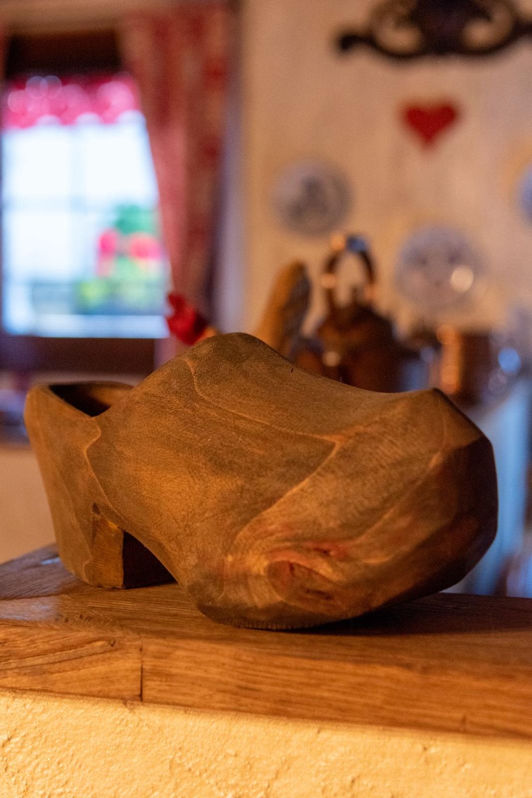 Zoccolo tradizionale valdostano in legno intagliato