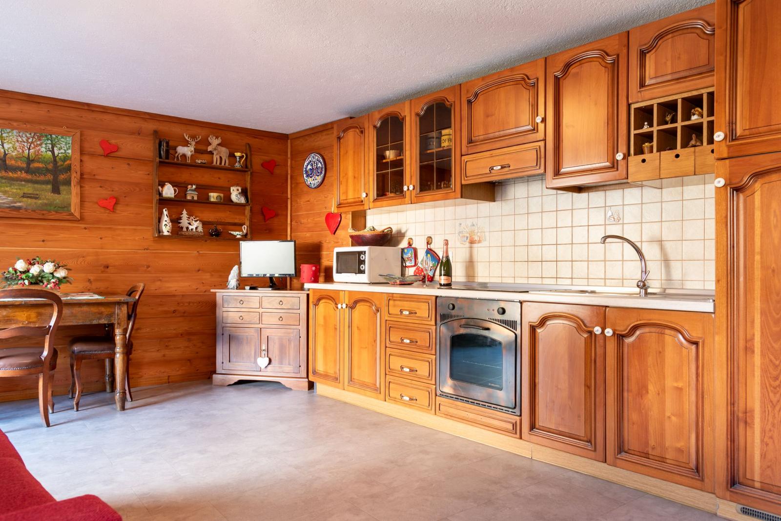 Cucina in legno completa di forno, microonde e zona pranzo