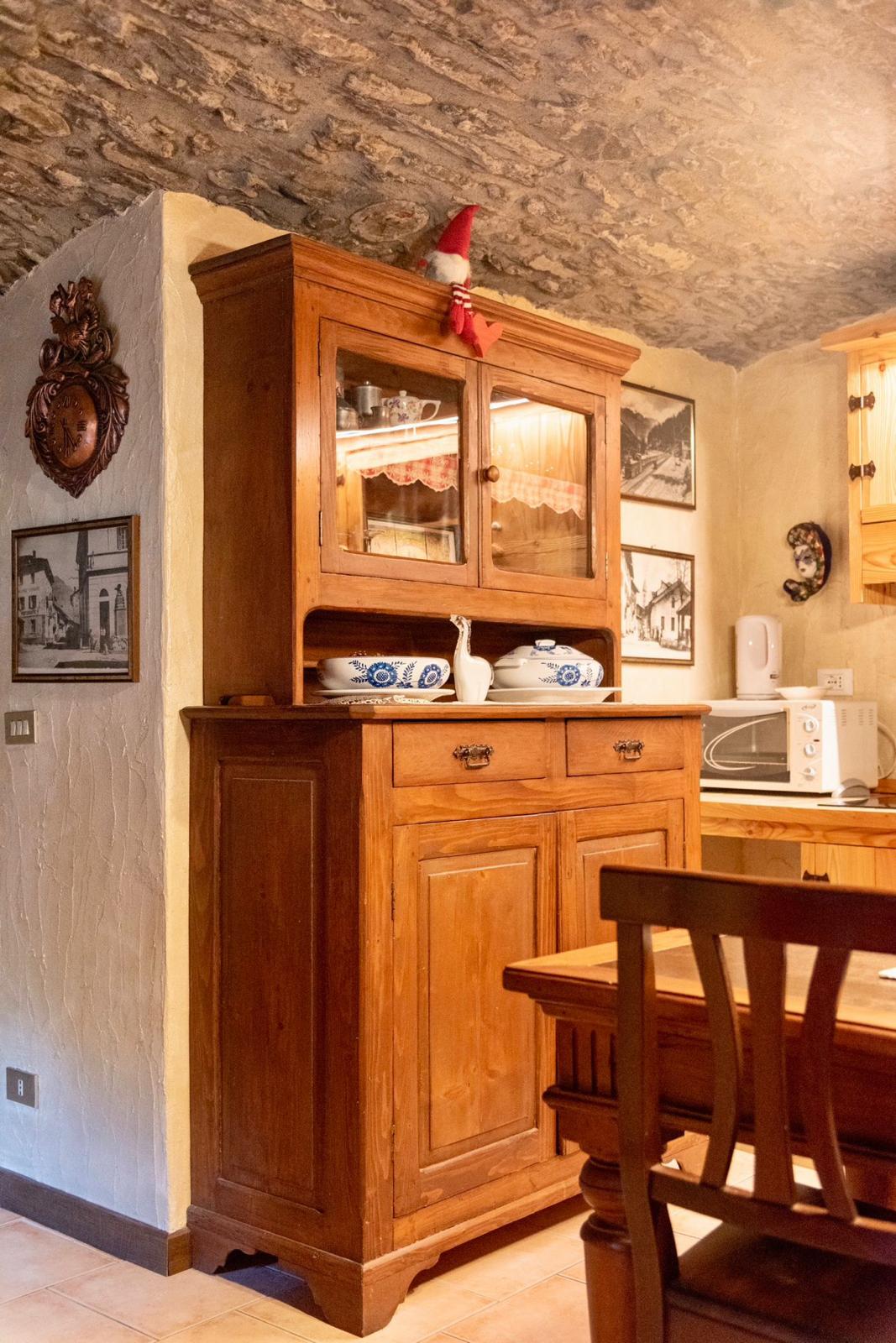 Credenza in legno antica sotto la volta in pietra vicino alla cucina